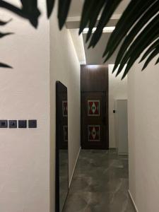 a hallway with a door in a building at شقه بطراز نجدي فاخر 2 in Riyadh