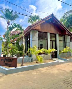 budynek z palmami przed nim w obiekcie Artist Village w mieście Arugam Bay