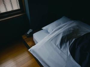 Postel nebo postele na pokoji v ubytování まちごとホテルLOOP 小林