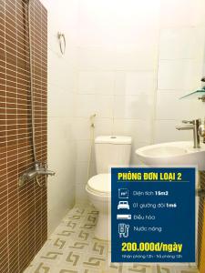 bagno con servizi igienici e lavandino di Khách sạn Trường Phát a Can Tho