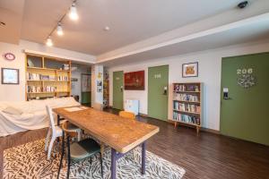 Perpustakaan di rumah tamu ini