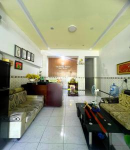 un soggiorno con divani e tavoli in una stanza di Khách sạn Trường Phát a Can Tho