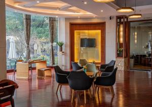 een lobby met een stel stoelen en een tafel bij BEST WESTERN PREMIER Ocean Hotel in Yiwu