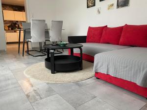 uma sala de estar com uma cama e uma mesa em 76 qm wohnen - Wohnung 1 - CSL UG em Bensdorf