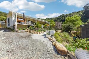 una casa con giardino di fronte di Vista Del Porto - Havelock Holiday Home a Havelock