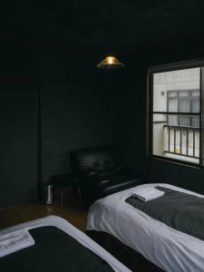Postel nebo postele na pokoji v ubytování まちごとホテルLOOP 小林