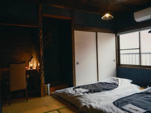 Postel nebo postele na pokoji v ubytování まちごとホテルLOOP 小林