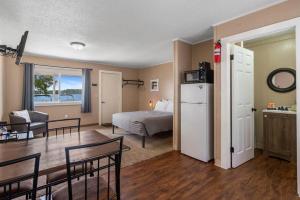 Η κουζίνα ή μικρή κουζίνα στο Queen Suite with Scenic Views at Fife Lake Lodge