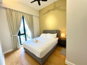 um quarto com uma cama e uma grande janela em Sentral Suites by Manhattan Group em Kuala Lumpur