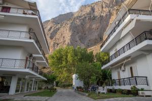 uma vista de dois edifícios com uma montanha ao fundo em Philoxenia Apartments em Kryonéri