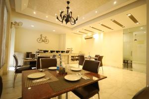 - une salle à manger avec une table et des chaises dans l'établissement Asian Suites Cyber Park Gurgaon, à Gurgaon