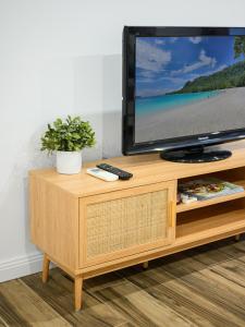 TV a/nebo společenská místnost v ubytování Zetland near Shops & Train with Gym&Pool for 6ppl