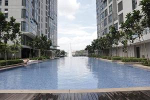 uma grande piscina entre dois edifícios altos em MyCrib19*The Robertson KL - Bukit Bintang Pavilion em Kuala Lumpur