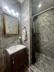 a bathroom with a sink and a shower at Apartamento en el Corazón de Boquete in Boquete