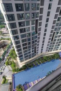 uma vista aérea de dois edifícios altos com uma piscina em MyCrib19*The Robertson KL - Bukit Bintang Pavilion em Kuala Lumpur