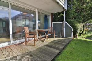 a patio with a table and chairs on a house at Loog 1 in Langeoog