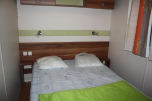 Posteľ alebo postele v izbe v ubytovaní le Camping Des 3 Lacs