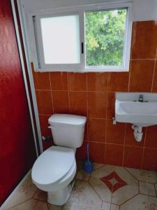 ein Badezimmer mit Toilette und Waschbecken in der Unterkunft Cómodo Departamento a 2 cuadras de la playa in Progreso + 29 Fotos