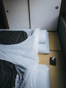 Postel nebo postele na pokoji v ubytování まちごとホテルLOOP 小林