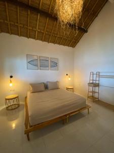 ein Schlafzimmer mit einem großen Bett in einem Zimmer in der Unterkunft Surf Shack Grupuk in Bumbang