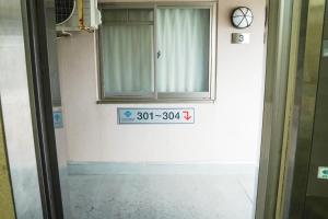 een deur met een raam in een kamer bij エクセルインナガハマ in Nagahama