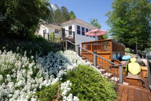 dom z gankiem i ogrodem z białymi kwiatami w obiekcie Lake Moraine Home #3 Near Colgate University w mieście Hamilton