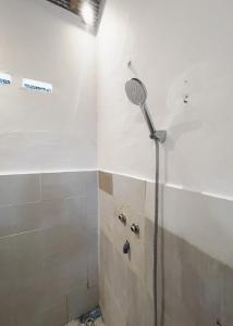 eine Dusche in der Ecke eines Badezimmers in der Unterkunft Surf Shack Grupuk in Bumbang