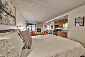 1 dormitorio con 1 cama grande y cocina en Private/Cozy Kings Beach Retreat, en Tahoe Vista