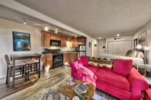 sala de estar con sofá rojo y cocina en Private/Cozy Kings Beach Retreat, en Tahoe Vista