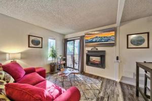 sala de estar con sofá rojo y chimenea en Private/Cozy Kings Beach Retreat, en Tahoe Vista