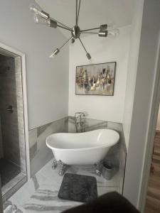 een badkamer met een witte wastafel en een douche bij Encie’s Estate in Memphis