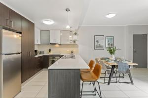 Dapur atau dapur kecil di Central Cosy 2-Bed with Pool and near QUT & CBD