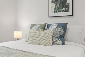 Katil atau katil-katil dalam bilik di Central Cosy 2-Bed with Pool and near QUT & CBD