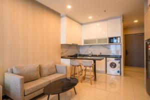 salon z kanapą i kuchnią w obiekcie Societe Hartamas w Kuala Lumpur