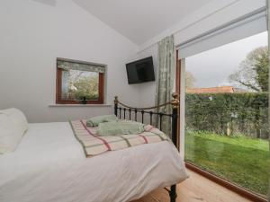 a bedroom with a bed and a large window at Pippin in Martin