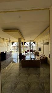 الردهة للأجنحة الفندقية في الحوية: غرفة معيشة كبيرة مع كنب وطاولة