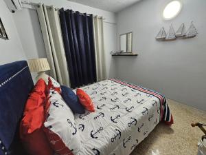 a small bedroom with a bed with at KVC Apartamento Privado Aguadilla in Aguadilla