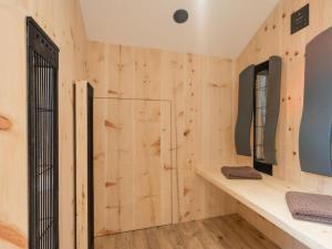 uma casa de banho com paredes de madeira e 2 espelhos em Holiday apartment Rubihorn em Oberstdorf