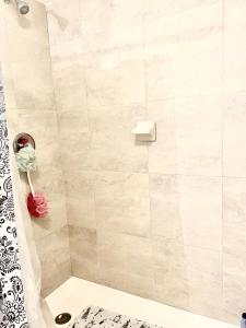 La salle de bains est pourvue d'une douche avec rideau de douche. dans l'établissement Luxury Beach Condo, à Dania Beach