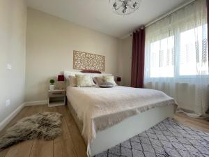 Un dormitorio con una cama grande y una ventana en Victoria City View en Victoria