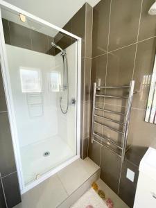Bilik mandi di Your home at Cockle Bay