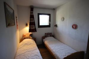 Een bed of bedden in een kamer bij Résidence Les Balcons De La Vanoise - 3 Pièces pour 6 Personnes 13