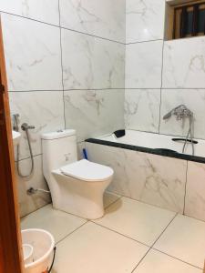 ein Badezimmer mit einem WC und einer Badewanne in der Unterkunft ATHIRAPPILY SREENILAYAM HERITAGE RESORt in Athirappilly