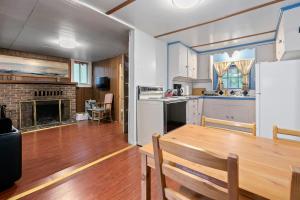 a kitchen and dining room with a wooden table in a room at Family Cabin at Rainier Lodge -0.4 m from entrance in Ashford
