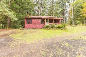 een klein rood huis met een kat erop bij Family Cabin at Rainier Lodge -0.4 m from entrance in Ashford