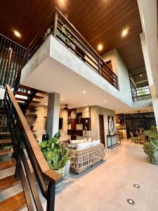 Habitación grande con escalera y sala de estar. en El Nido Lio Inland Villa, en El Nido