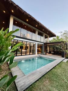 una casa con piscina frente a ella en El Nido Lio Inland Villa en El Nido