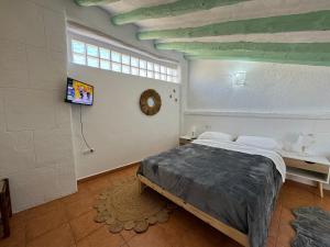a bedroom with a bed with a green ceiling at Casa Simón plaza Alfaro in Cehegín