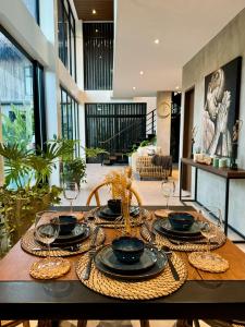 爱妮岛El Nido Lio Inland Villa的一张桌子上放有盘子和酒杯