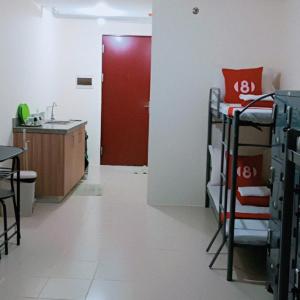 une chambre avec une porte rouge et une cuisine dans l'établissement 8 Condotel, à Manille